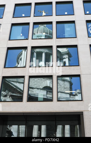 Eine Kuppel der St. Paul's Cathedral, spiegelt sich in einem benachbarten Gebäude, London Stockfoto