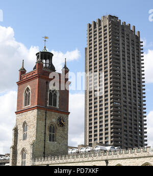 Die Kirche von St Giles Cripplegate kontrastiert mit einem Turm aus dem Barbican Estate, London, UK Stockfoto