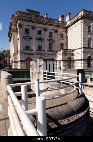 Blick auf das westliche Ende des Somerset House auf der nördlichen Seite der Waterloo Bridge, auf der Victoria Embankment, London Stockfoto