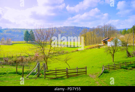 Bauernhof Landschaft. Felder im Frühling, mit stabilen im Hintergrund. Serbien, Europa. Stockfoto