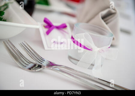 Hochzeit Tischdekoration. Close-up Gabeln und Kerze Glas Stockfoto