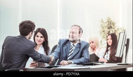 Handshake Geschäftspartner nach vertragsverhandlungen am Arbeitsplatz. Das Foto hat einen leeren Raum für Ihren Text Stockfoto