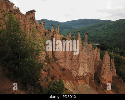 Đavolja varoš (Bedeutung "die bösen Stadt") ist eine seltsame Felsformation von 202 exotischen Formationen wie die Erde Pyramiden beschrieben oder 'Türme'. Stockfoto