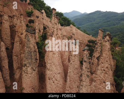 Đavolja varoš (Bedeutung "die bösen Stadt") ist eine seltsame Felsformation von 202 exotischen Formationen wie die Erde Pyramiden beschrieben oder 'Türme'. Stockfoto