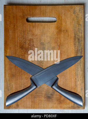 Holz Schneidebrett und scharfen Stahl Messer Top View Stockfoto