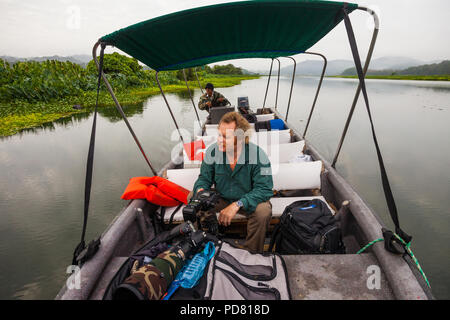 Naturfotograf mit Teleobjektiven in einem Boot auf dem Rio Chagres, Soberania Nationalpark, Republik Panama. Stockfoto