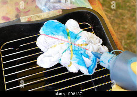 Ein T-Shirt mit Krawatte entwickelt - Färbung Stockfoto