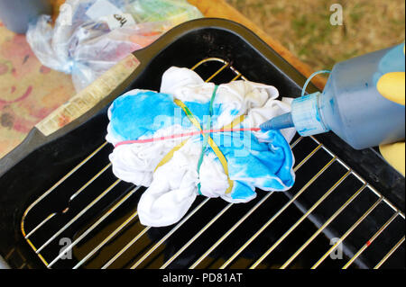 Ein T-Shirt mit Krawatte entwickelt - Färbung Stockfoto