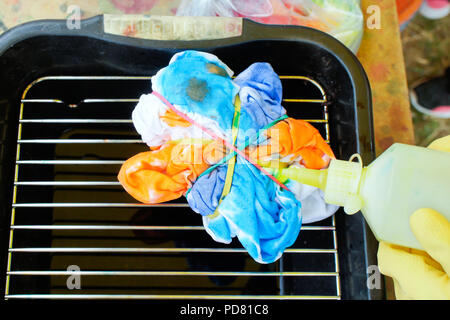 Ein T-Shirt mit Krawatte entwickelt - Färbung Stockfoto