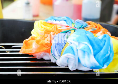 Ein T-Shirt mit Krawatte entwickelt - Färbung Stockfoto