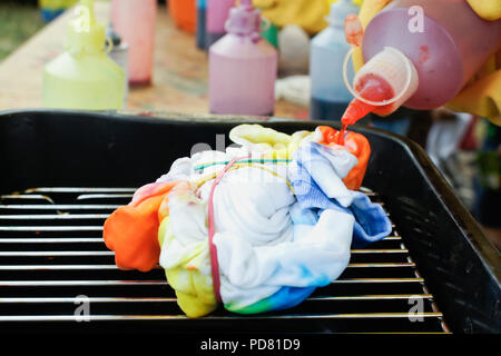 Ein T-Shirt mit Krawatte entwickelt - Färbung Stockfoto