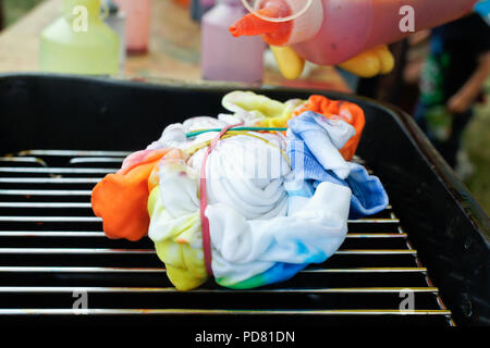 Ein T-Shirt mit Krawatte entwickelt - Färbung Stockfoto