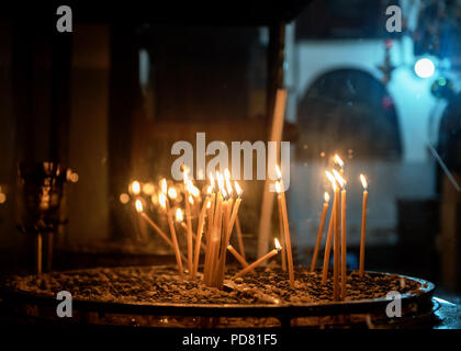 Bethlehem, 20. Mai 2018: Votiv Kerzen in der Kirche der Geburt, Bethlehem, beleuchtet für eine Person oft in Erinnerung zu beten. Stockfoto