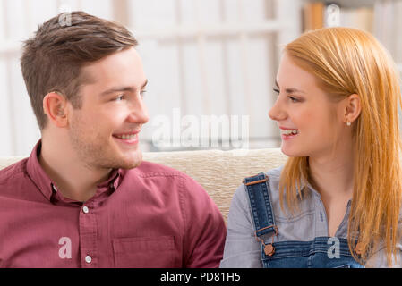 Lächelnde junge Frau mit ihrem hörbehinderten Menschen Stockfoto