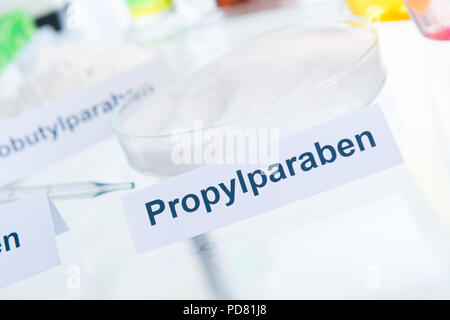 Schädliche Zusatzstoffe in der Kosmetik. Labor mit chemischen Substanzen. Stockfoto