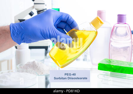 Schädliche Zusatzstoffe in der Kosmetik. Labor mit chemischen Substanzen. Stockfoto