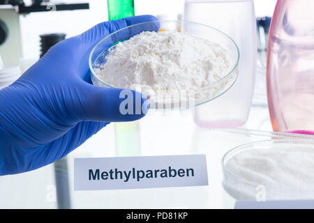 Schädliche Zusatzstoffe in der Kosmetik. Labor mit chemischen Substanzen. Stockfoto