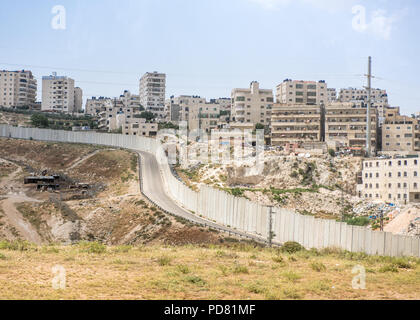 Blick vom Toten Meer Jerusalem Straße in der West Bank palästinensische Gebiet der Trennmauer, hier eine hohe Betonmauer, und Israelische apartment Stockfoto