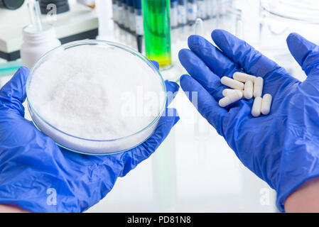 Präsentation von Placebo in Form von Kristallen in labolatory Stockfoto