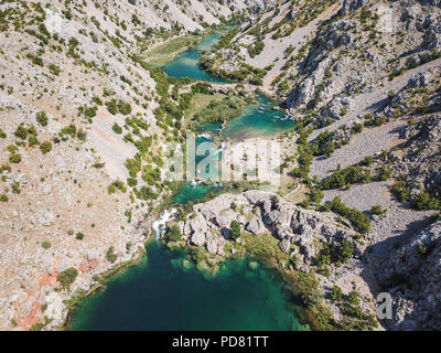 Fluss Zrmanja in Norddalmatien, Kroatien ist bekannt für sein kristallklares Wasser und unzähligen Wasserfällen durch eine tiefe Schlucht umgeben. Stockfoto