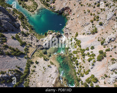 Fluss Zrmanja in Norddalmatien, Kroatien ist bekannt für sein kristallklares Wasser und unzähligen Wasserfällen durch eine tiefe Schlucht umgeben. Stockfoto