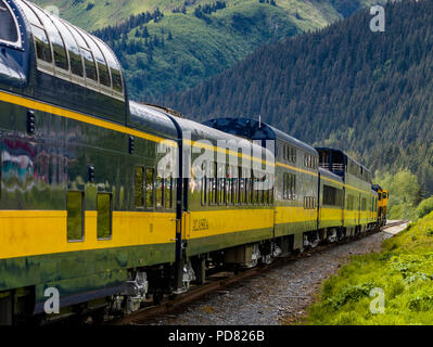 Die schneebedeckten Berge im Hintergrund des Coastal Classic Zug der Alaska Railroad von Anchorage, Seward, Alaska Stockfoto