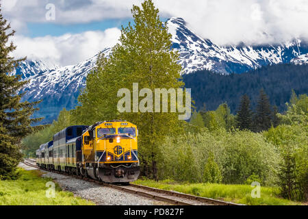 Die schneebedeckten Berge im Hintergrund des Coastal Classic Zug der Alaska Railroad von Anchorage, Seward, Alaska Stockfoto