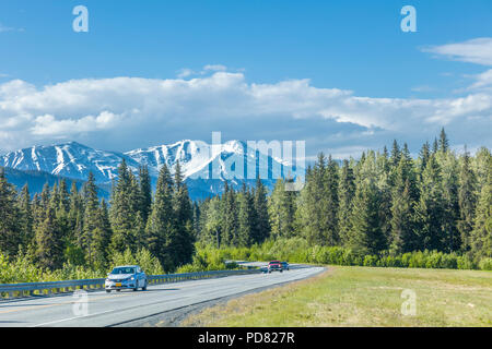 Fahrzeuge auf dem Seward Highway zwischen Anchorage und Seward auf der Kenai Halbinsel in Alaska Stockfoto