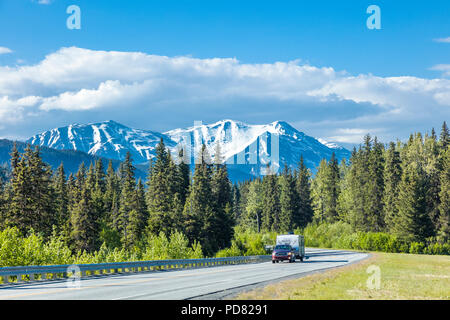 Fahrzeuge auf dem Seward Highway zwischen Anchorage und Seward auf der Kenai Halbinsel in Alaska Stockfoto