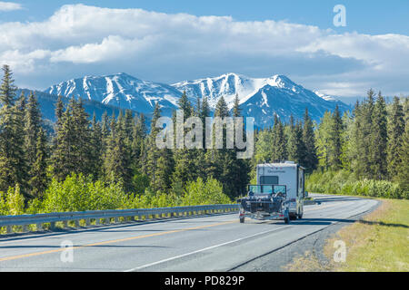 Fahrzeuge auf dem Seward Highway zwischen Anchorage und Seward auf der Kenai Halbinsel in Alaska Stockfoto