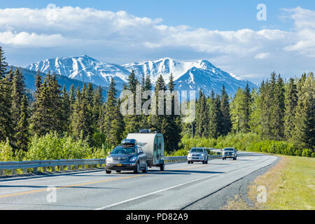 Fahrzeuge auf dem Seward Highway zwischen Anchorage und Seward auf der Kenai Halbinsel in Alaska Stockfoto