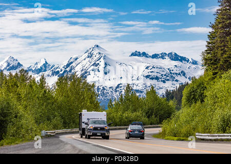 Fahrzeuge auf dem Seward Highway zwischen Anchorage und Seward auf der Kenai Halbinsel in Alaska Stockfoto