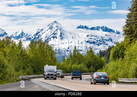 Fahrzeuge auf dem Seward Highway zwischen Anchorage und Seward auf der Kenai Halbinsel in Alaska Stockfoto