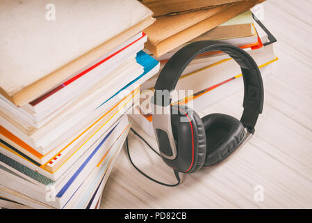 Kopfhörer und das Papier Bücher. Konzept der Hörbücher zu hören. Stockfoto