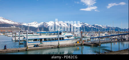 Boat Harbour in Seward Alaska auf der Kenai Halbinsel mit Schnee bedeckte Berge im Hintergrund Stockfoto