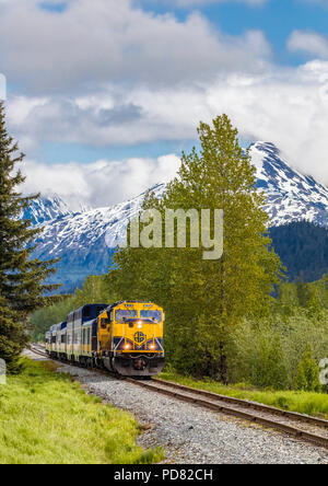 Die schneebedeckten Berge im Hintergrund des Coastal Classic Zug der Alaska Railroad von Anchorage Alaska Seward Stockfoto