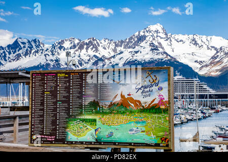 Boat Harbour in Seward Alaska auf der Kenai Halbinsel mit Schnee bedeckte Berge im Hintergrund Stockfoto