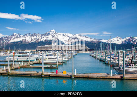 Boat Harbour in Seward Alaska auf der Kenai Halbinsel mit Schnee bedeckte Berge im Hintergrund Stockfoto