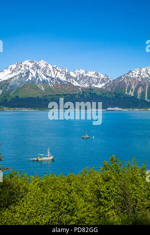 Blick über Resurrection Bay bei Seward und der Kenai Mountains auf der Kenai Halbinsel in Alaska Stockfoto