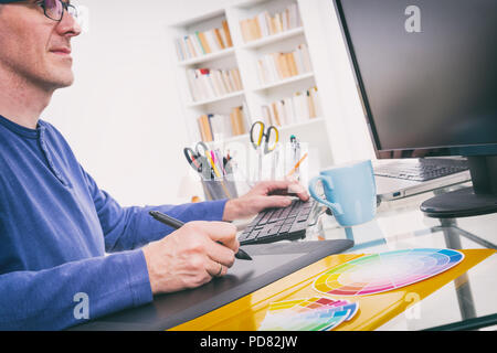 Designer über grafiktablett im Büro Stockfoto