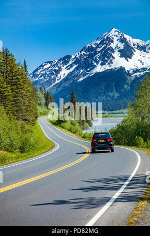 Die schneebedeckten Berge in der Ferne auf Herman Leirer Straße, die gemeinhin als "Exit Glacier Road, in Seward, Alaska Stockfoto