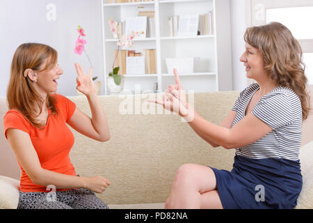 Lächelnd taube Frau lernen Gebärdensprache Stockfoto