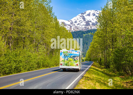 RV auf Herman Leirer Straße, die gemeinhin als "Exit Glacier Road mit schneebedeckten Berg in Entfernung in Seward, Alaska Stockfoto