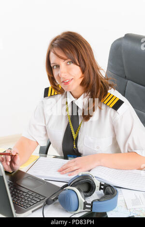 Schöne Frau pilot tragen Uniform mit Schulterklappen, Preflight Briefing Stockfoto