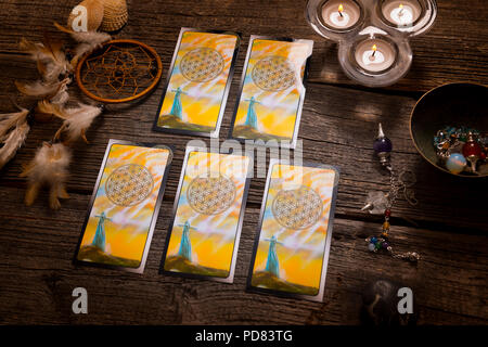 Tarot-Karten und anderen Wahrsagerin Zubehör Stockfoto