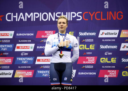 Frankreichs Mathilde Gros mit ihrer Goldmedaille nach Sieg im Keirin der Frauen während der Tag sechs der 2018 Europameisterschaften im Sir Chris Hoy Velodrome, Glasgow. Stockfoto