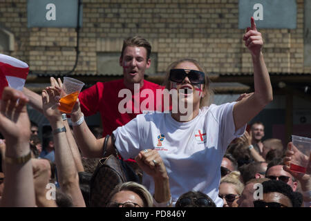 Fußball-Fans versammeln sich flache Eisen Square in London Southwark England spielen Schweden auf einem großen Bildschirm in das Viertelfinale der FIFA-Weltmeisterschaft 2018 in Russland zu beobachten. Mit: Atmosphäre, Wo: London, Großbritannien Wann: 07 Aug 2018 Quelle: Wheatley/WANN Stockfoto