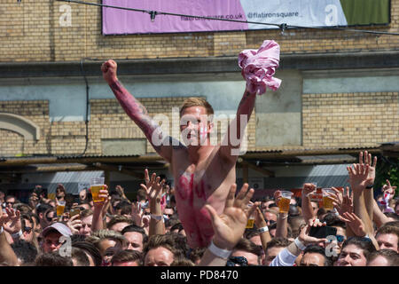 Fußball-Fans versammeln sich flache Eisen Square in London Southwark England spielen Schweden auf einem großen Bildschirm in das Viertelfinale der FIFA-Weltmeisterschaft 2018 in Russland zu beobachten. Mit: Atmosphäre, Wo: London, Großbritannien Wann: 07 Aug 2018 Quelle: Wheatley/WANN Stockfoto