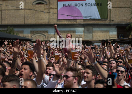 Fußball-Fans versammeln sich flache Eisen Square in London Southwark England spielen Schweden auf einem großen Bildschirm in das Viertelfinale der FIFA-Weltmeisterschaft 2018 in Russland zu beobachten. Mit: Atmosphäre, Wo: London, Großbritannien Wann: 07 Aug 2018 Quelle: Wheatley/WANN Stockfoto