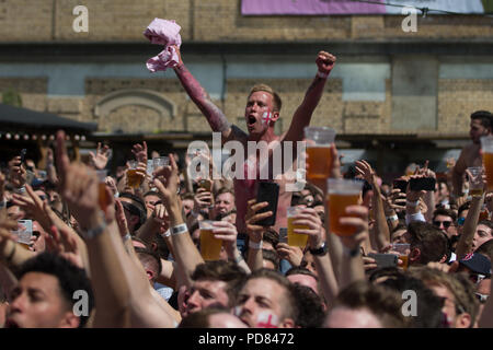 Fußball-Fans versammeln sich flache Eisen Square in London Southwark England spielen Schweden auf einem großen Bildschirm in das Viertelfinale der FIFA-Weltmeisterschaft 2018 in Russland zu beobachten. Mit: Atmosphäre, Wo: London, Großbritannien Wann: 07 Aug 2018 Quelle: Wheatley/WANN Stockfoto